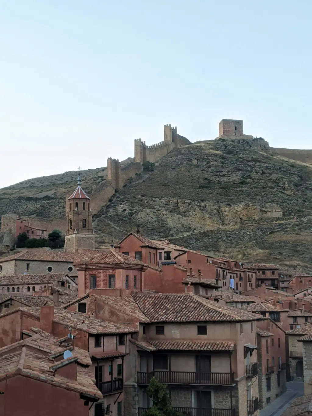 Mittelalterlicher Ort Albarracín mit Steinhäusern am Hang