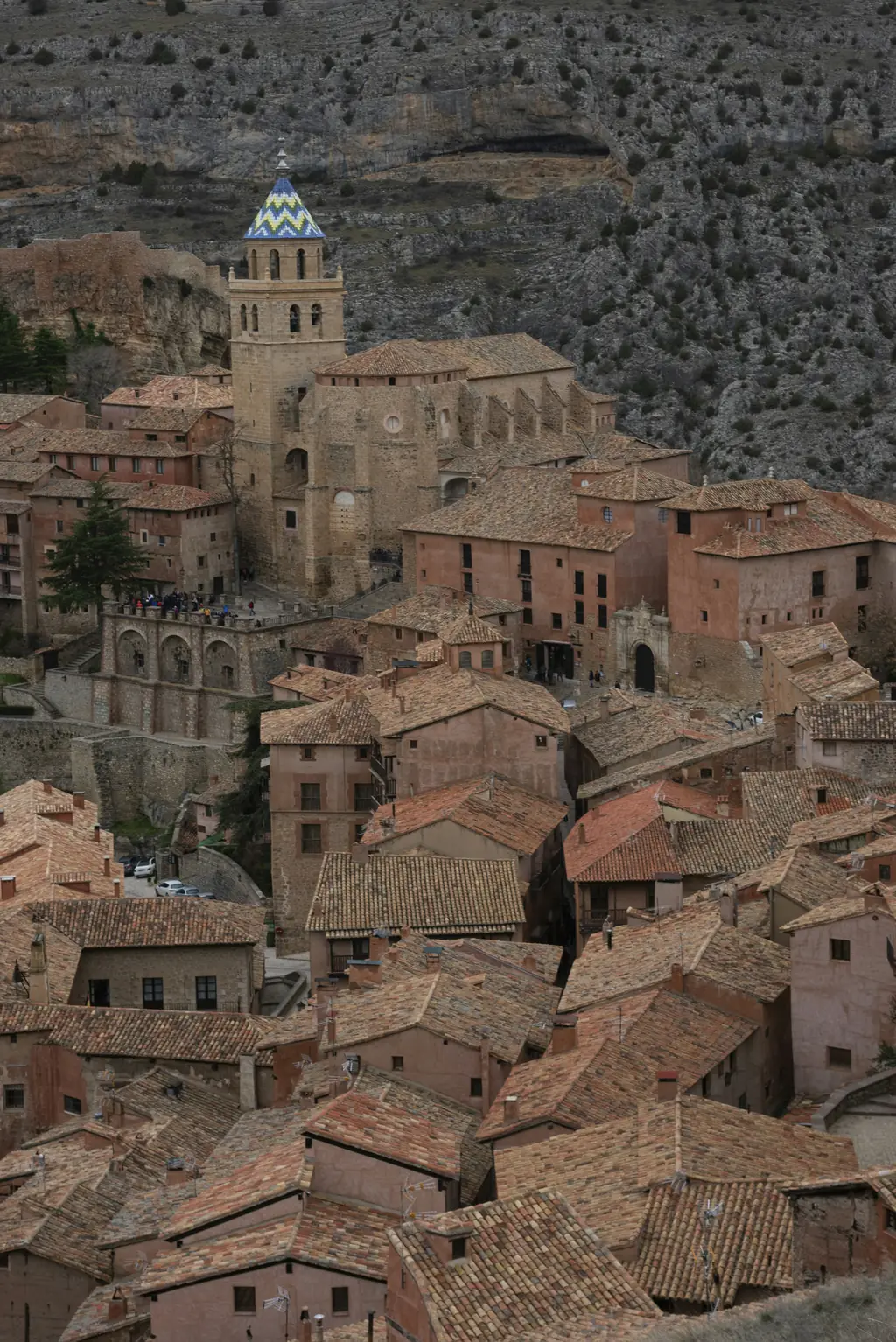 Ockerfarbene Häuser von Albarracín am Hang