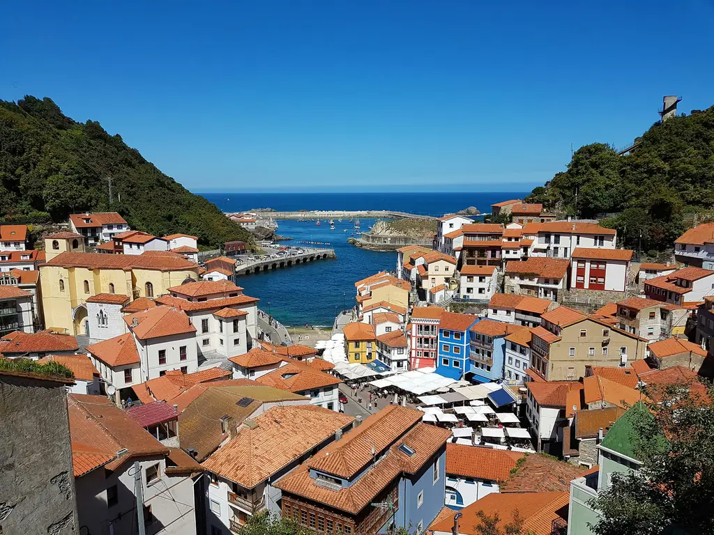Bunte Häuser des Fischerorts Cudillero in Asturien über dem Hafen