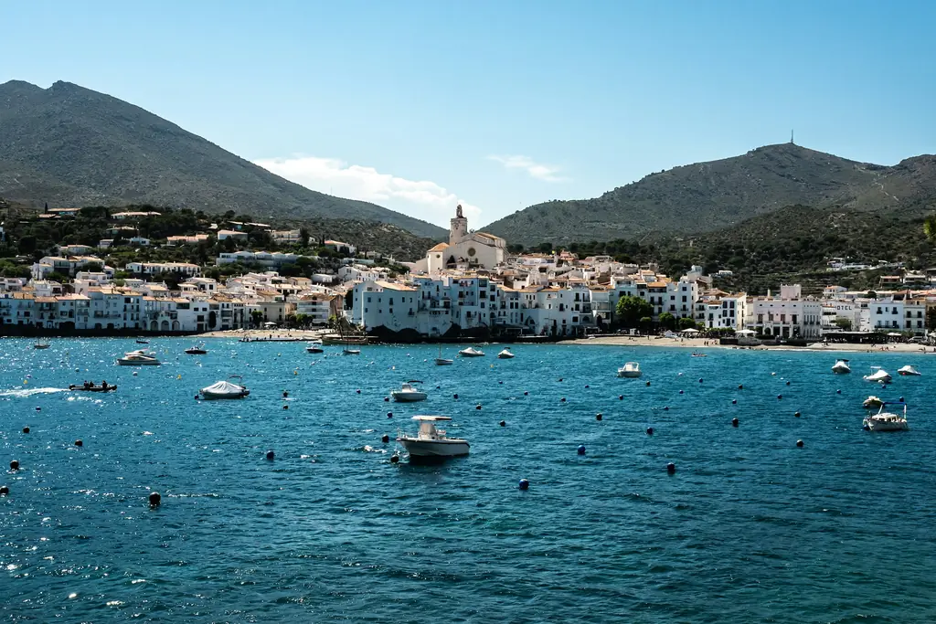 Fischerboote im Hafen von Cadaqués vor weißen Häusern