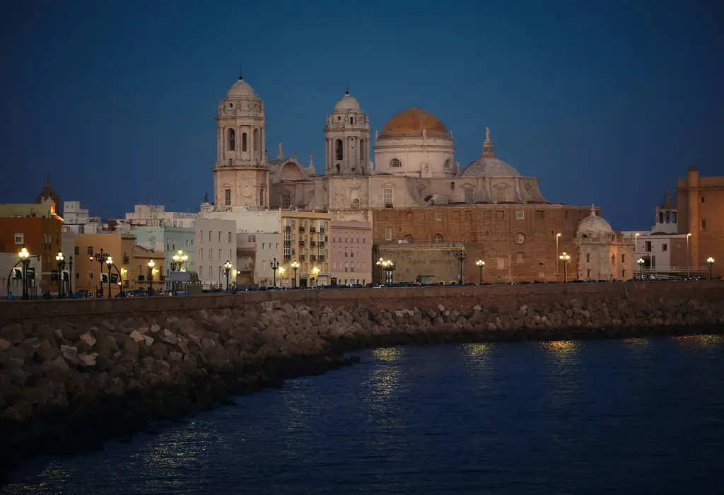 Kathedrale von Cádiz am Abend über der Uferpromenade