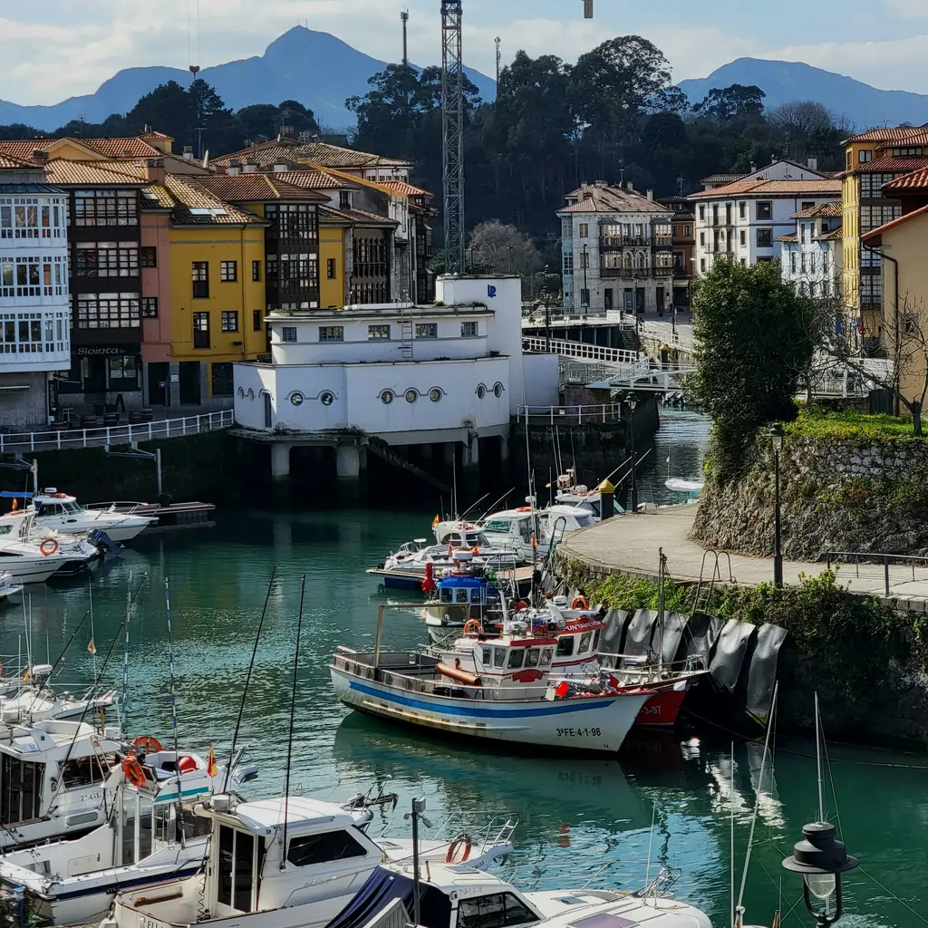 Boote im Hafen von Llanes vor der Altstadt und den Bergen