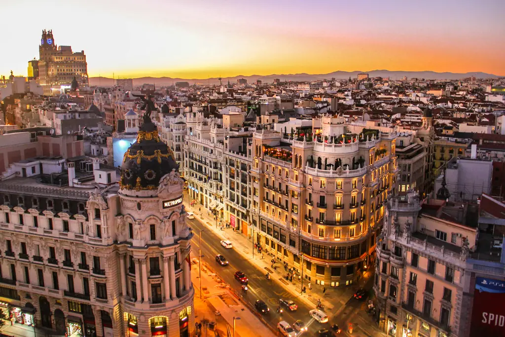 Abendlicher Blick über die Gran Vía in Madrid mit historischen Kuppelbauten