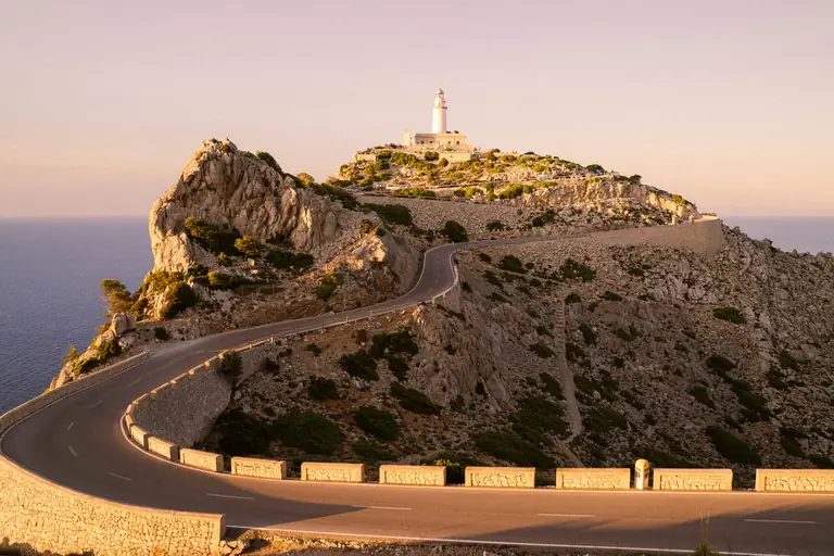 Kurvige Straße zum Leuchtturm am Cap de Formentor auf Mallorca