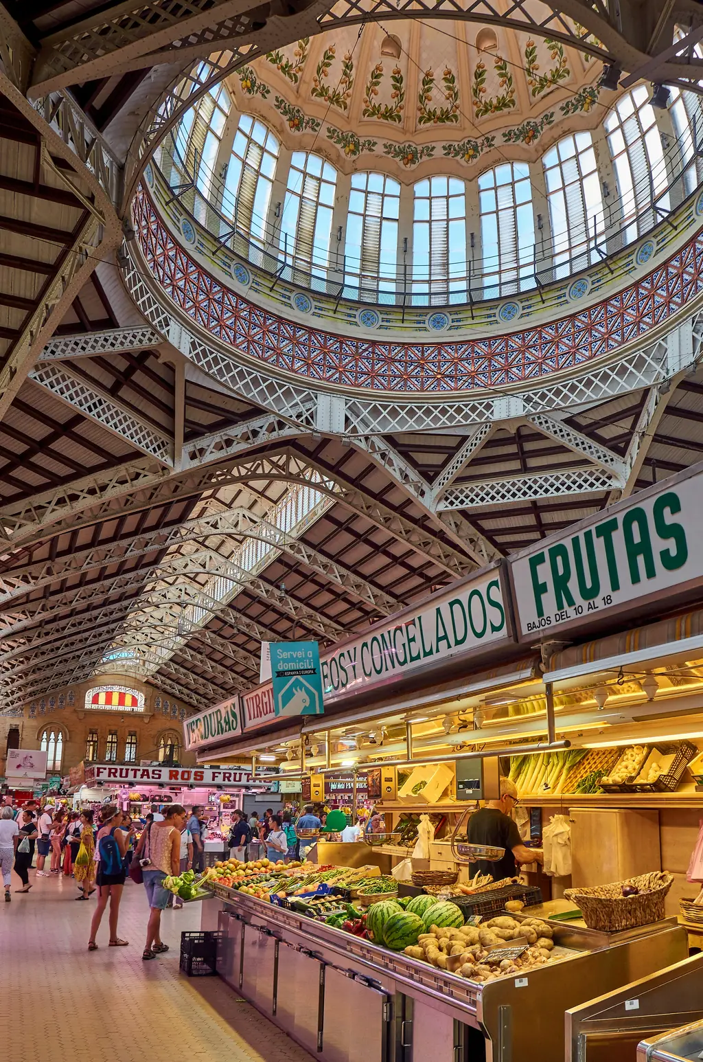 Markthalle mit Glaskuppel und Obstständen
