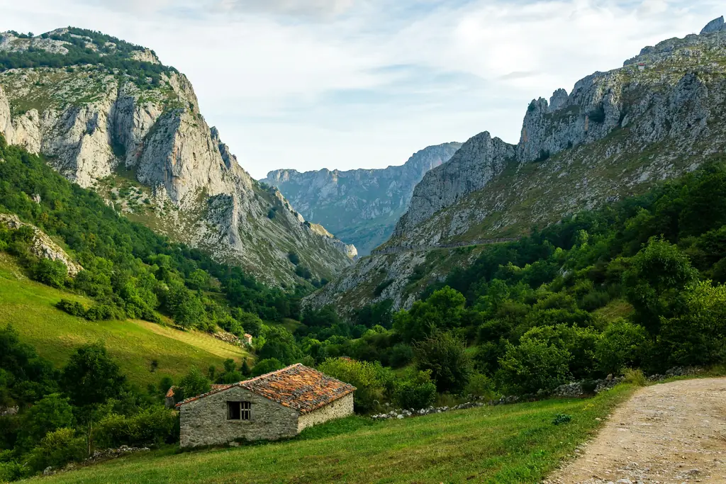 Steinhaus auf einer Wiese vor den Bergen der Picos de Europa