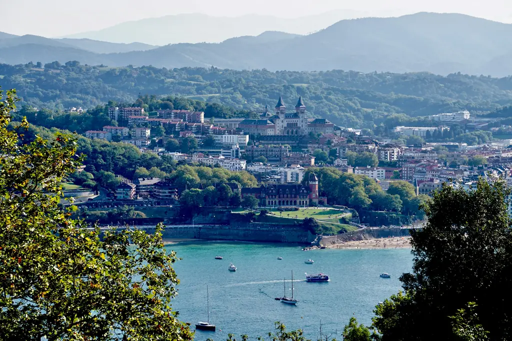 Blick vom Monte Urgull auf die Bucht La Concha in San Sebastián