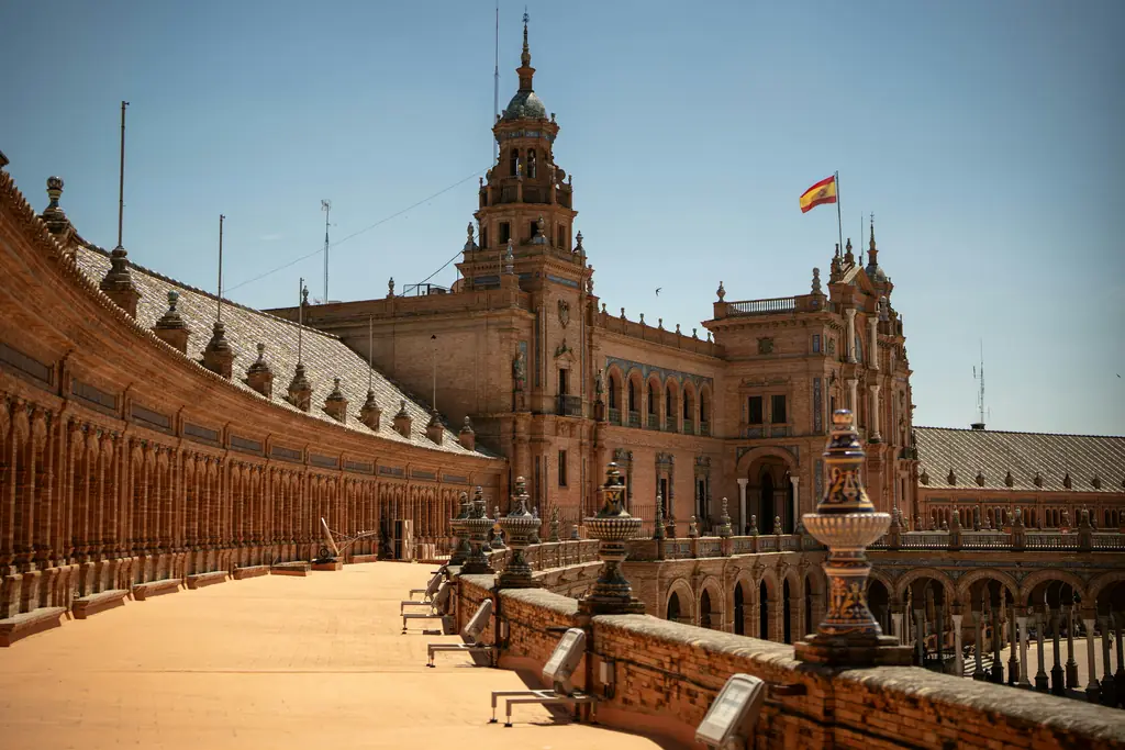 Bogengang und Turm der Plaza de España in Sevilla
