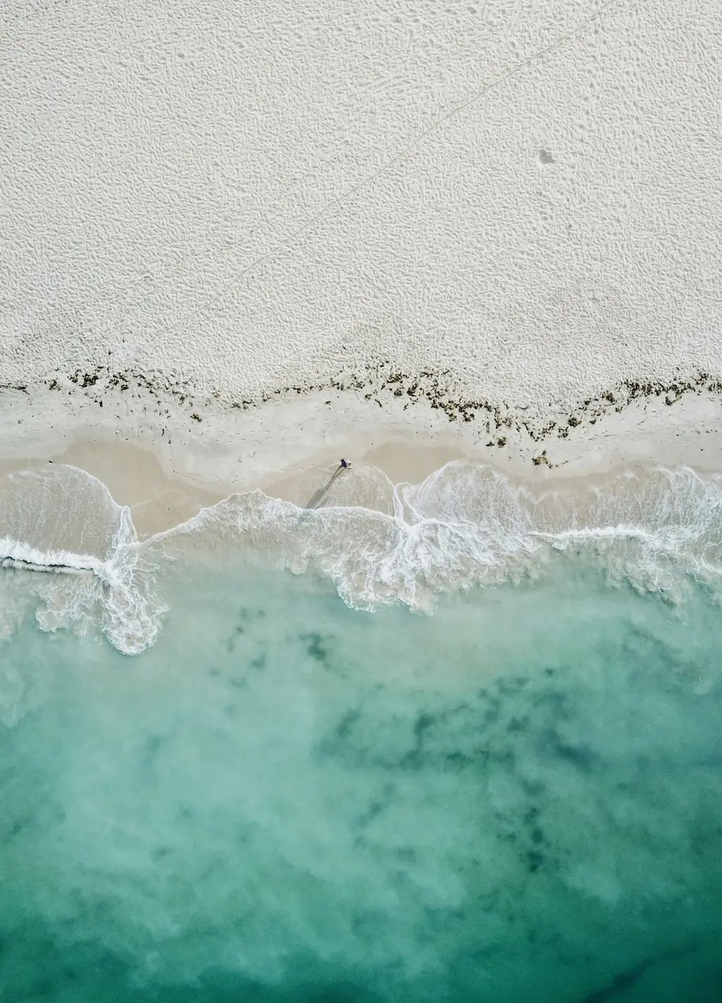 Luftbild der Küste bei Tarifa mit einer Person am Wasser