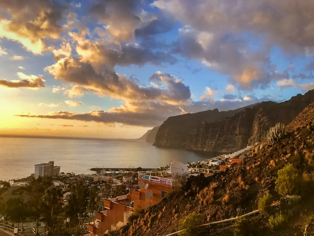 Steilklippen von Los Gigantes auf Teneriffa im Abendlicht