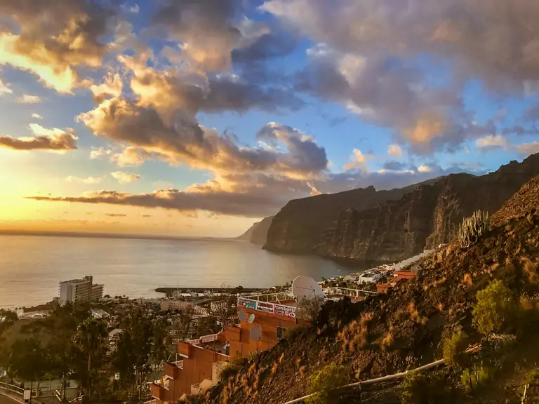 Steilklippen von Los Gigantes auf Teneriffa im Abendlicht